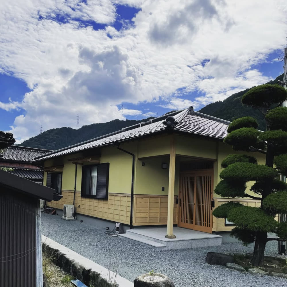 三州 耐寒瓦 銀黒の屋根・隅棟ライン｜瓦葺き工事