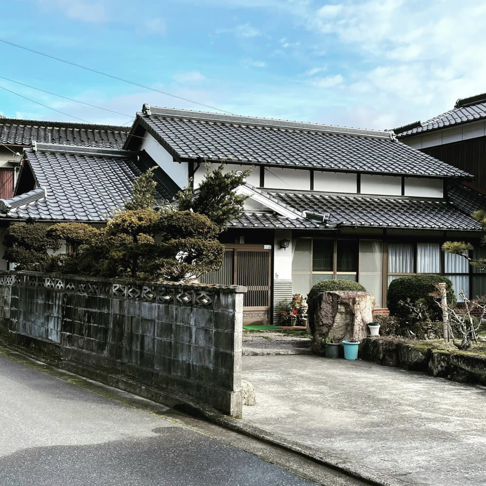 三州 耐寒瓦 銀黒の屋根｜隅棟・瓦葺き工事